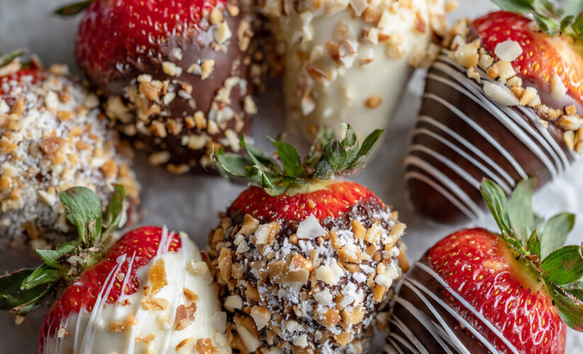 Juicy strawberries coated in chocolate and drizzled with white chocolate, perfect for gifts or parties.